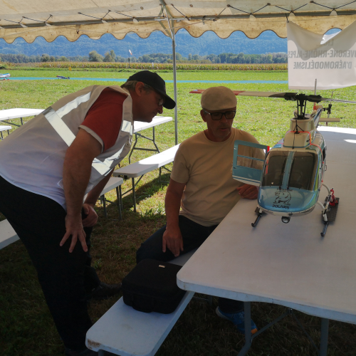 Deux pilotes qui parlent hélicoptère