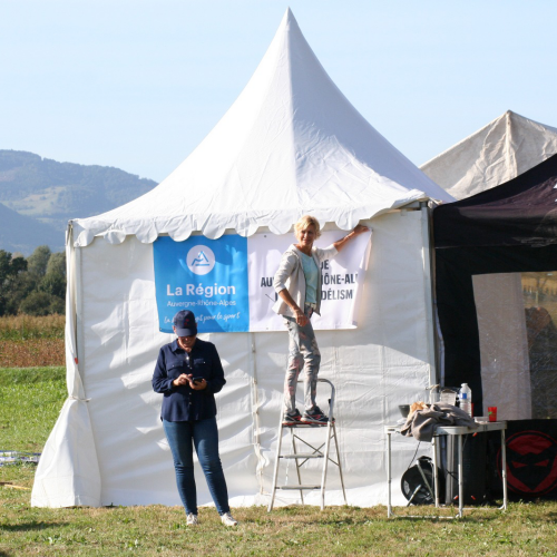 Nadege et Laurence prépare la tente du pôle logistique