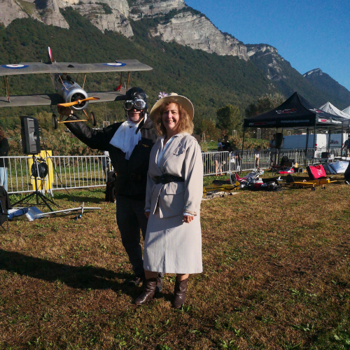 Un couple qui représente l'aeromodelisme de la Coupe Icare 2025