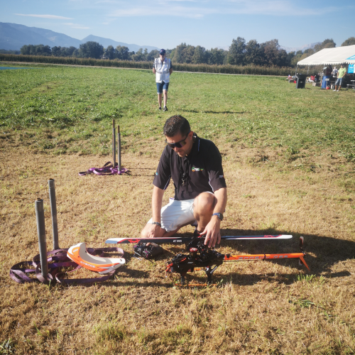 Le pilote Romain Lenhardt qui prépare son hélicoptère