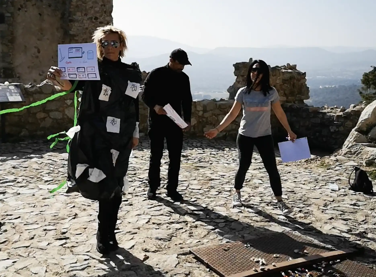 Une equipe qui se motive pour presente un projet sans parler